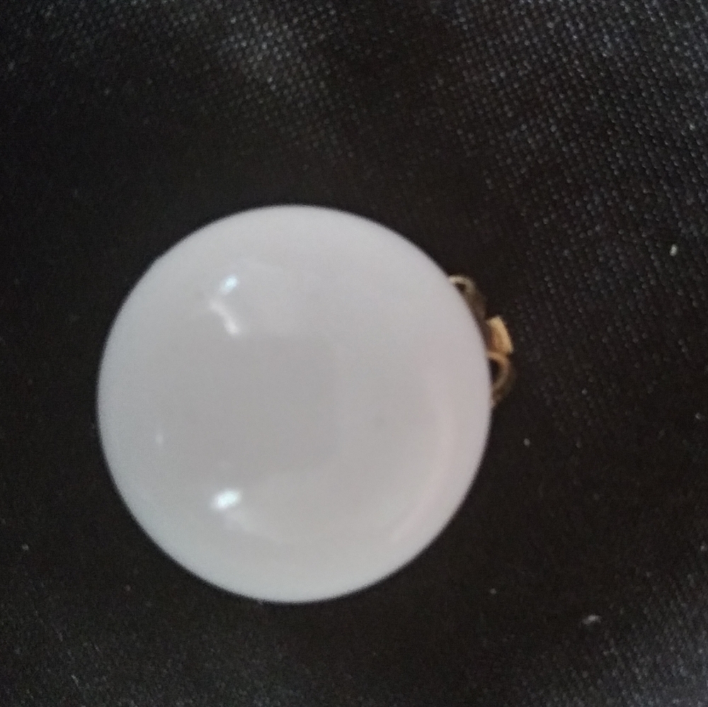 Vintage large white circle gold clipon earrings - Picture 2 of 6